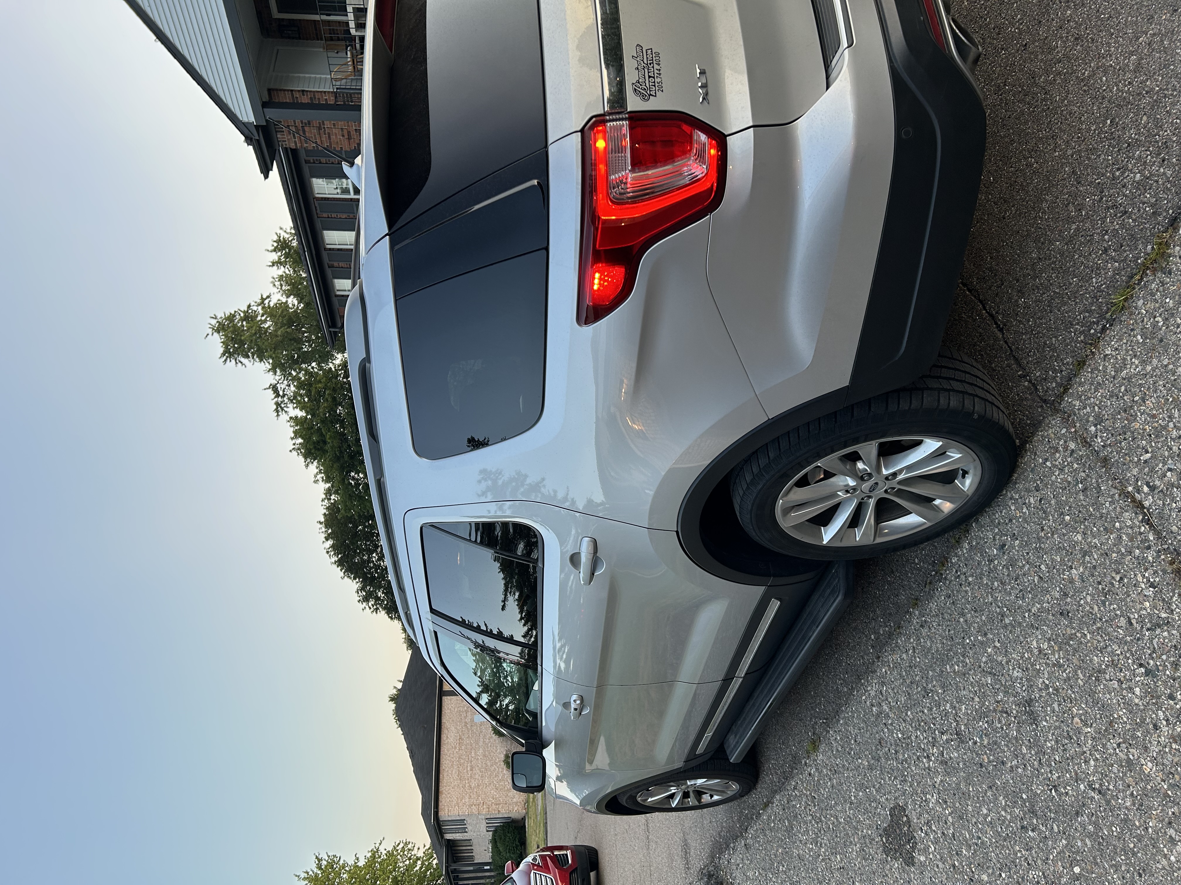 Used 2018 Ford Explorer XLT w/ Equipment Group 202A AWD/4WD image 9