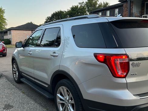 Used 2018 Ford Explorer XLT w/ Equipment Group 202A AWD/4WD image 9