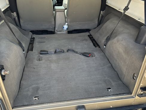 Used 2005 Jeep Wrangler Unlimited w/ Premium Audio Group AWD/4WD image 10