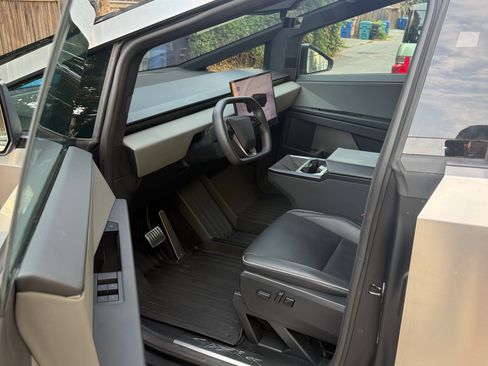Used 2024 Tesla Cybertruck AWD Crew Cab image 9