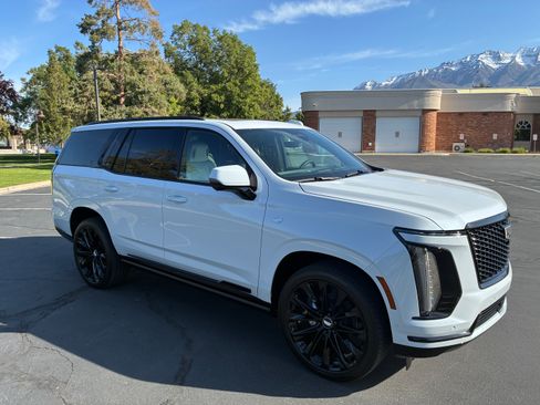 Used 2026 Cadillac Escalade Platinum Sport w/ LPO, ONYX Package AWD/4WD image 17