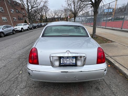 Used 2000 Lincoln Town Car Signature image 2
