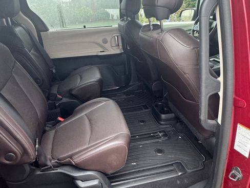 Used 2022 Toyota Sienna Platinum image 2