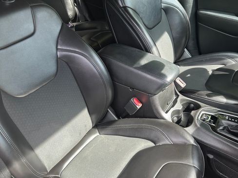 Used 2019 Jeep Cherokee Latitude Plus AWD/4WD image 11