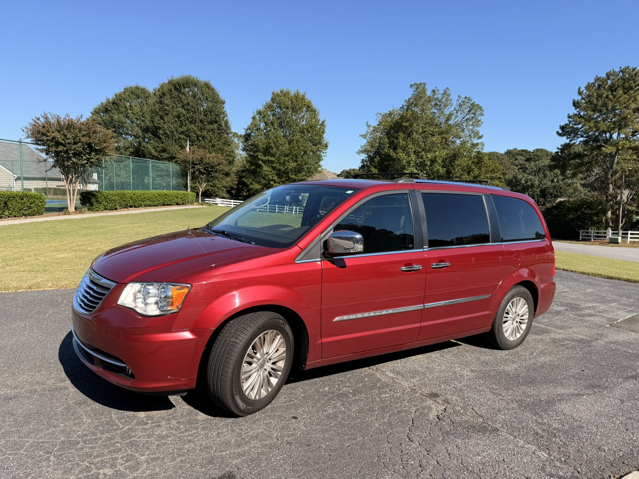 Used 2012 Chrysler Town & Country Limited w/ Luxury Group FWD image 1