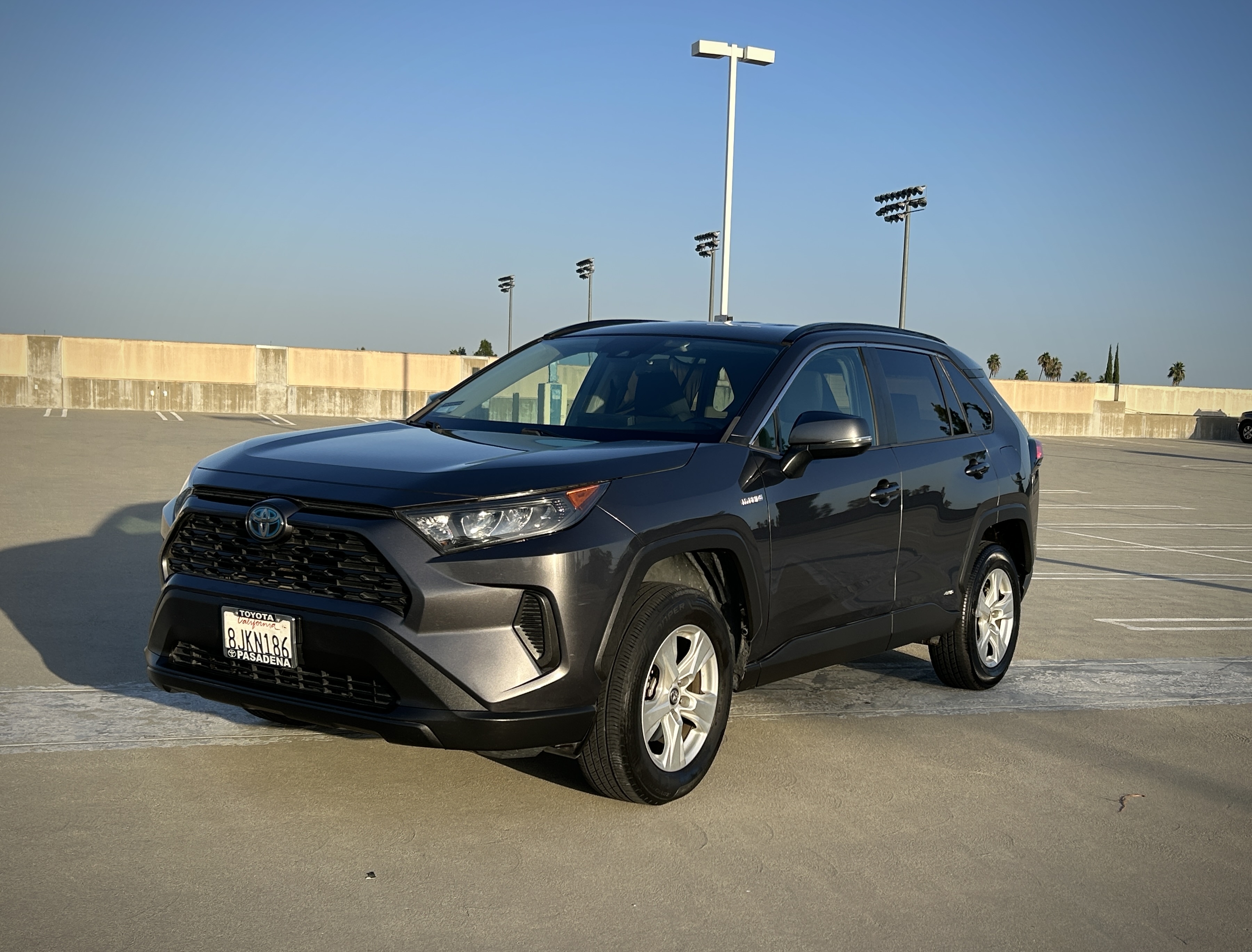 Used 2019 Toyota RAV4 LE AWD/4WD image 2