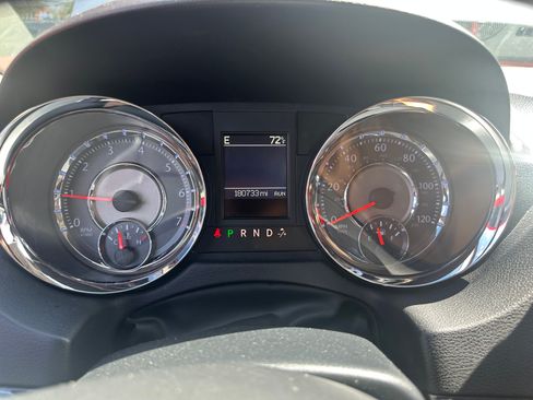 Used 2013 Chrysler Town & Country Touring image 9