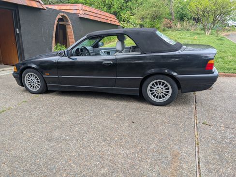 Used 1999 BMW 323i Convertible image 4
