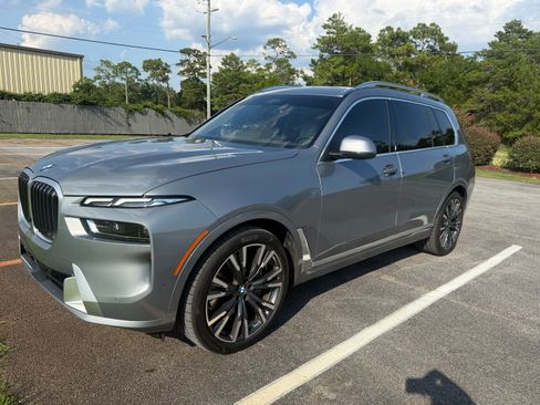 Used 2025 BMW X7 xDrive40i AWD/4WD image 4