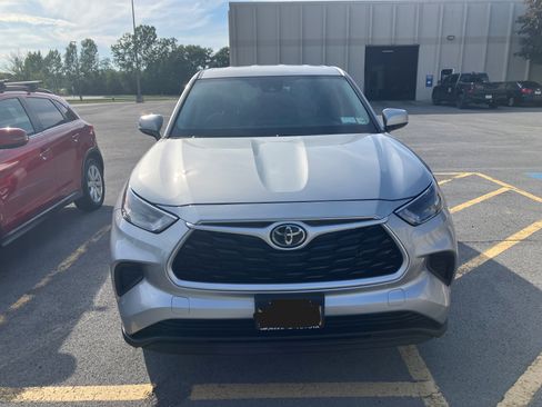 Used 2023 Toyota Highlander L AWD/4WD image 5