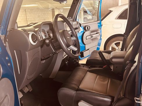 Used 2010 Jeep Wrangler Unlimited Sahara w/ Dual Top Group AWD/4WD image 22