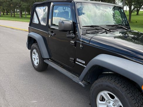 Used 2017 Jeep Wrangler Sport w/ Connectivity Group AWD/4WD image 9