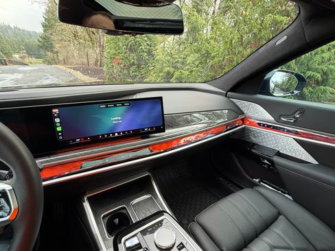 Used 2024 BMW i7 M70 image 24