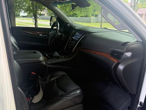 Used 2019 Cadillac Escalade Luxury AWD/4WD image 8