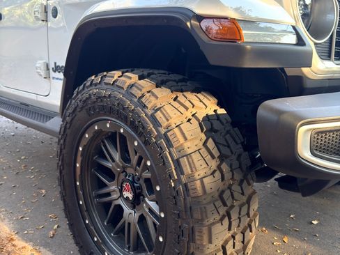 Used 2025 Jeep Wrangler Unlimited Sahara w/ Safety Group image 4