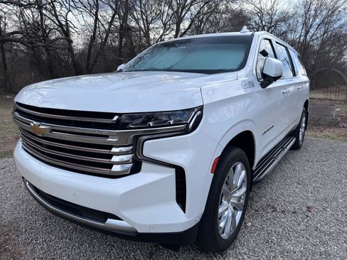 Used 2024 Chevrolet Suburban High Country w/ Advanced Technology Package image 4