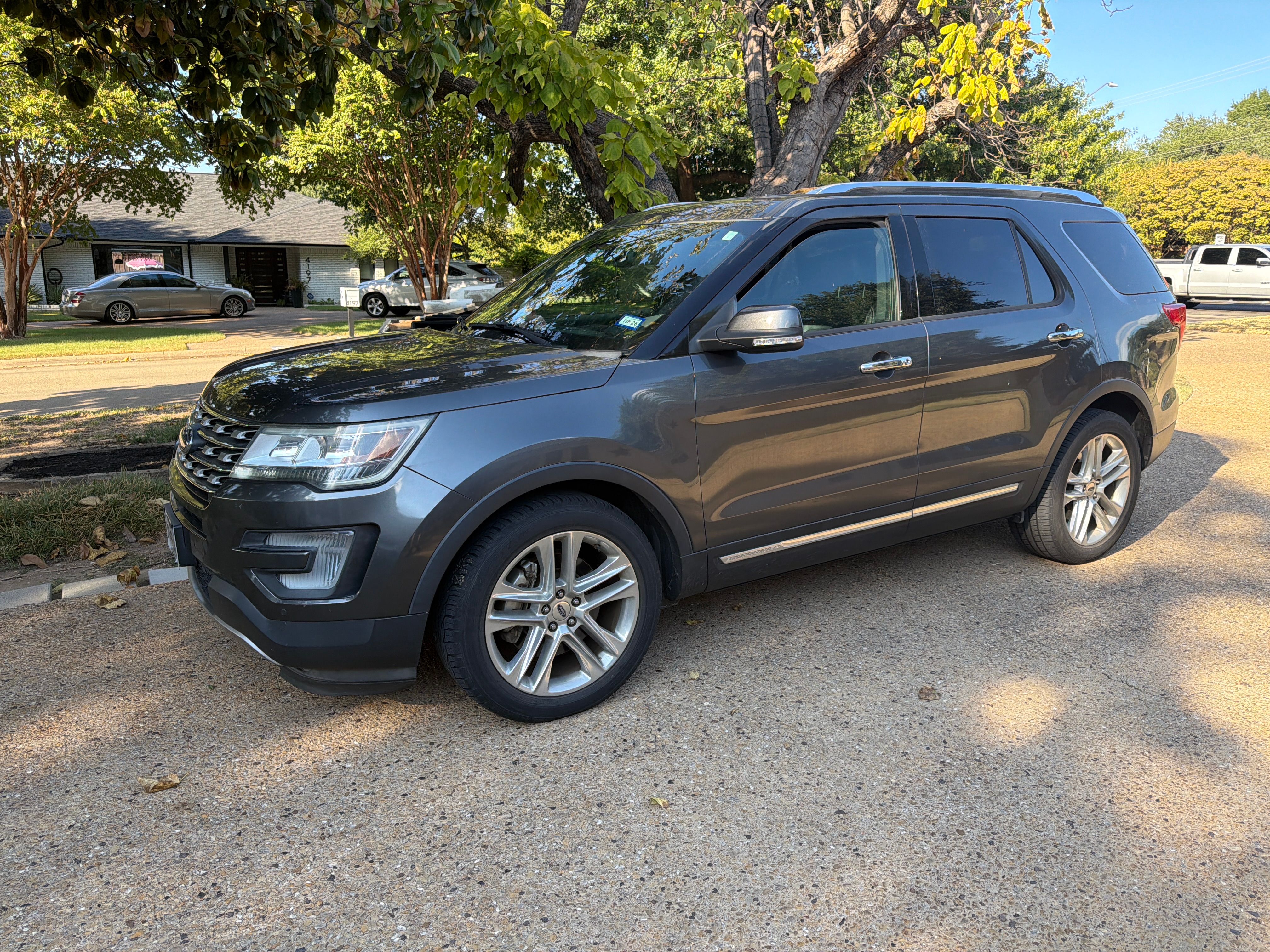 Used 2017 Ford Explorer Limited FWD image 1