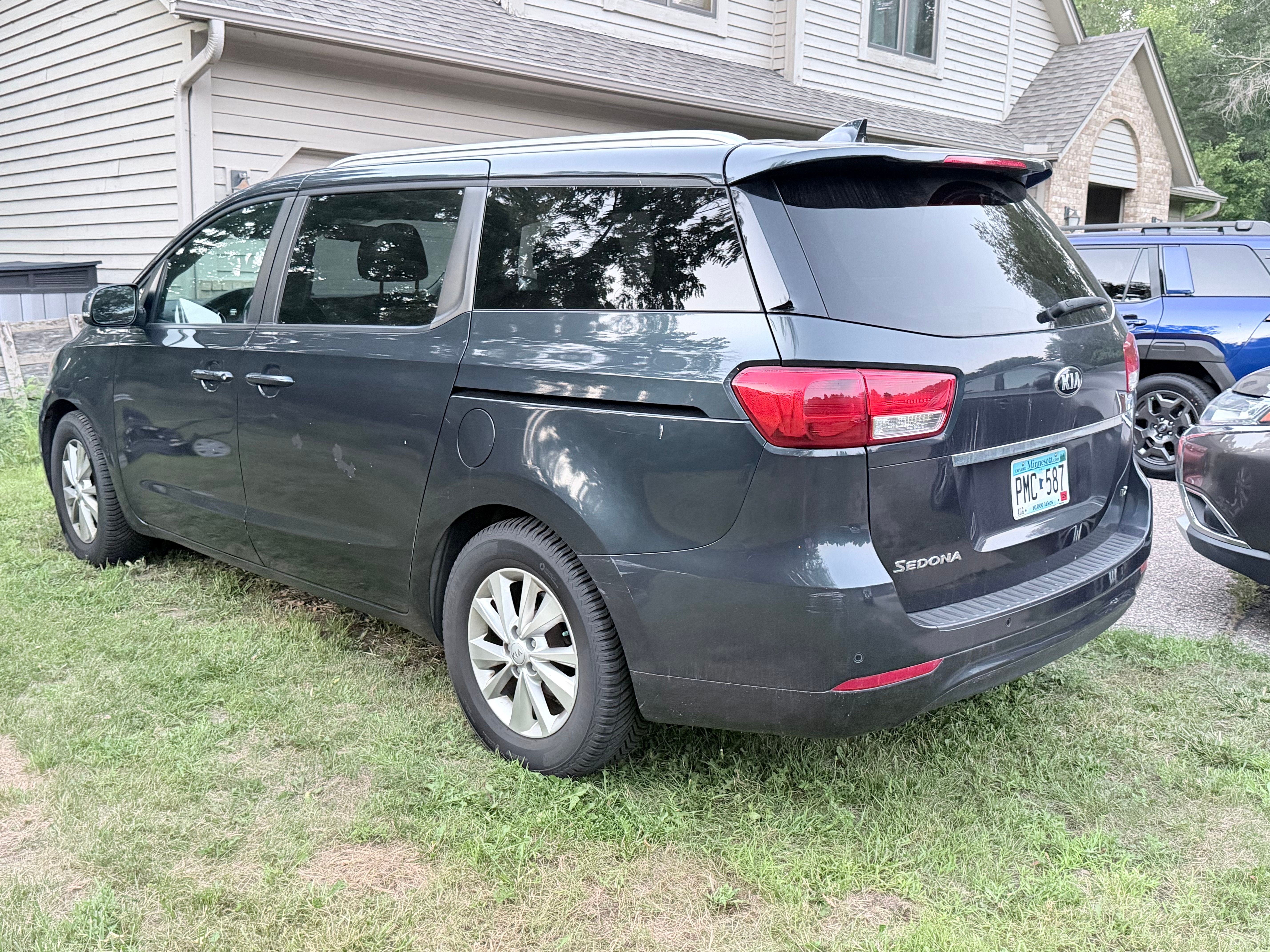 Used 2017 Kia Sedona LX w/ LX Essentials Premium Package FWD image 4