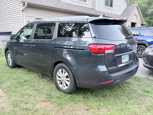 Used 2017 Kia Sedona LX w/ LX Essentials Premium Package FWD image 4