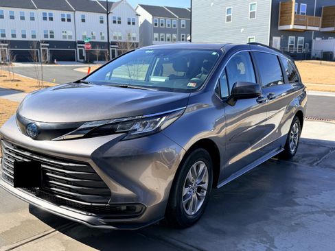 Used 2022 Toyota Sienna LE image 2