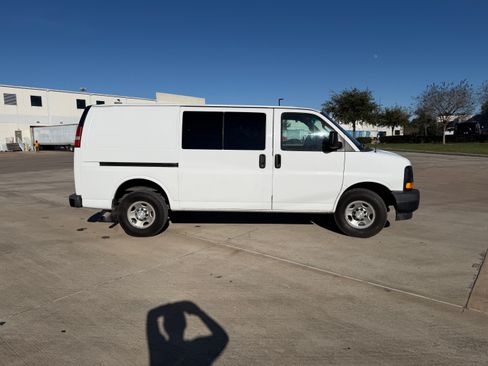 Used 2017 Chevrolet Express 2500 image 5