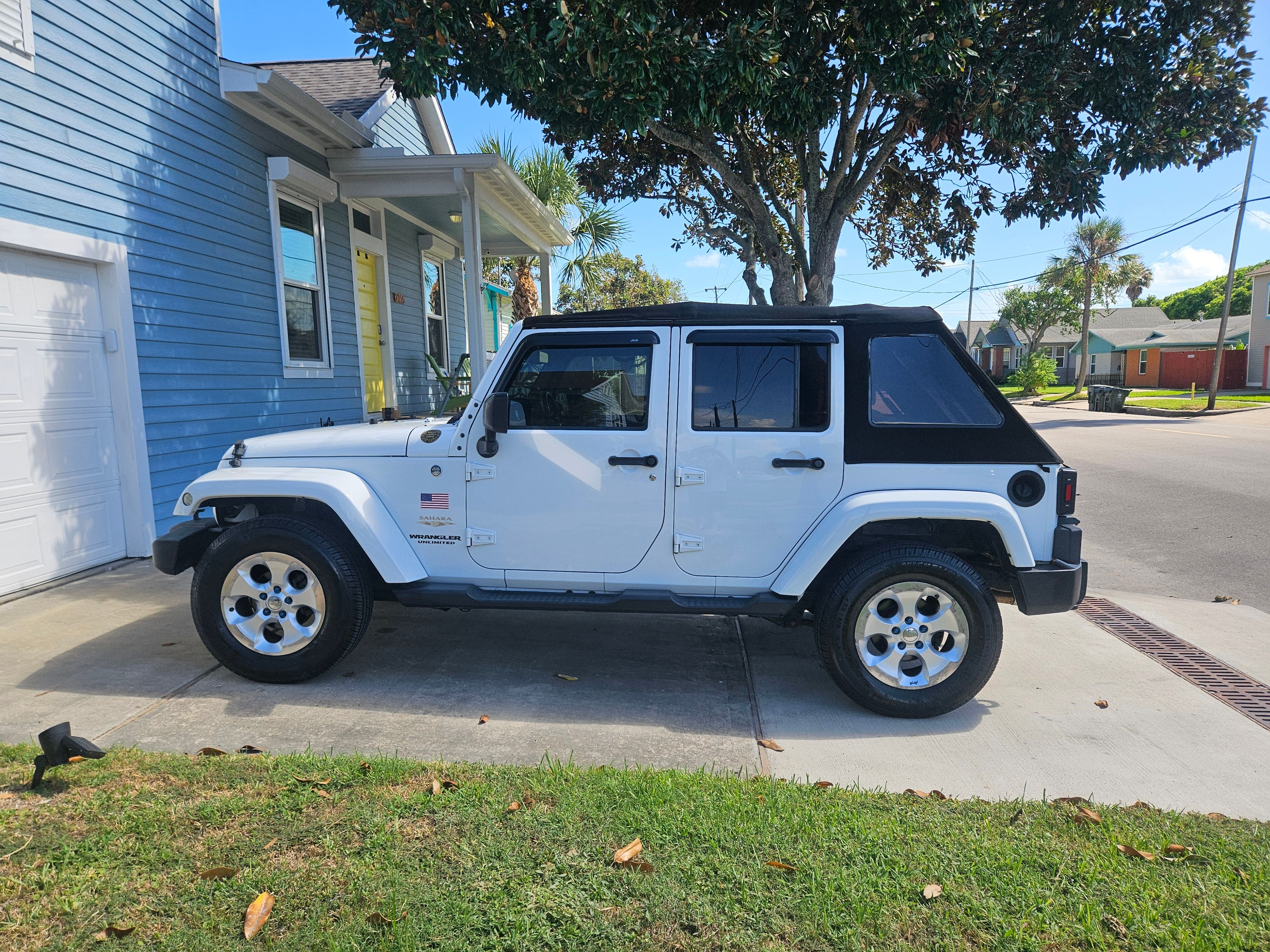 Used 2015 Jeep Wrangler Unlimited Sahara w/ Connectivity Group AWD/4WD image 5