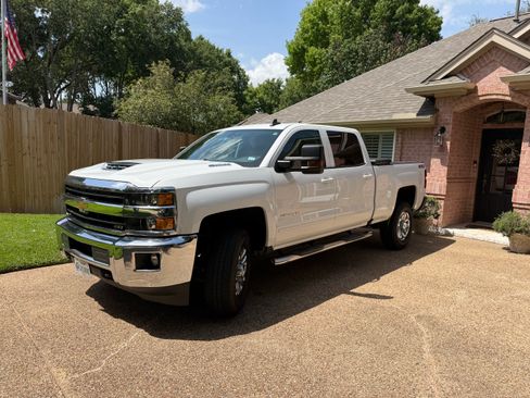 Used 2019 Chevrolet Silverado 2500 LT w/ LT Convenience Package AWD/4WD image 11