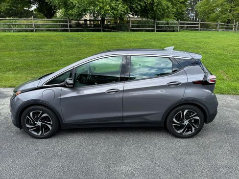 Used 2023 Chevrolet Bolt LT w/ Infotainment Package FWD image 2
