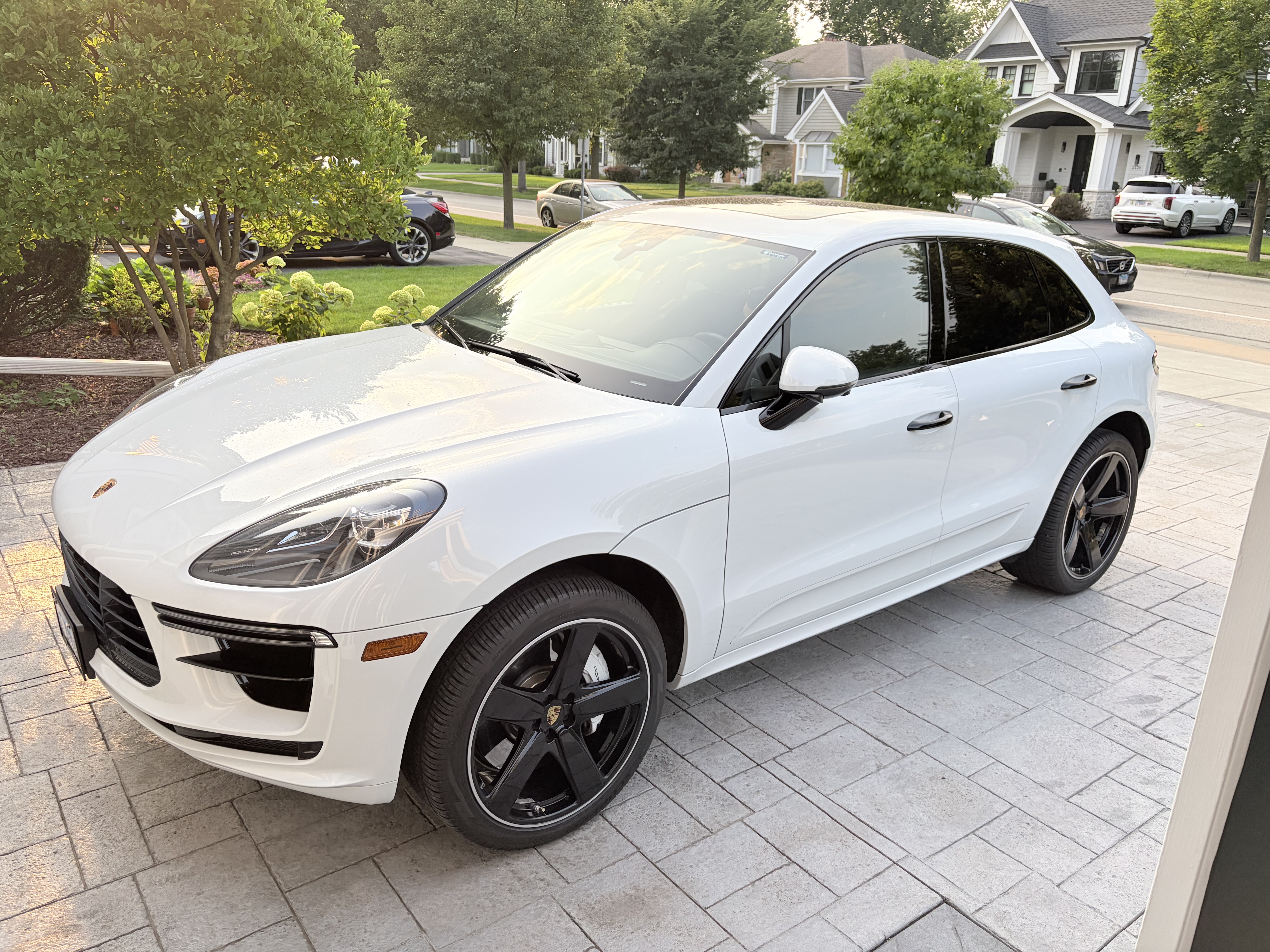 Used 2021 Porsche Macan Turbo AWD/4WD image 4