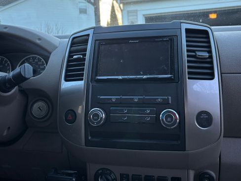 Used 2012 Nissan Frontier SL w/ Moonroof Pkg image 11