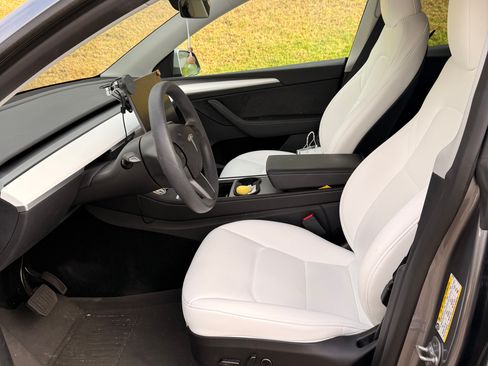 Used 2025 Tesla Model Y Long Range RWD image 6