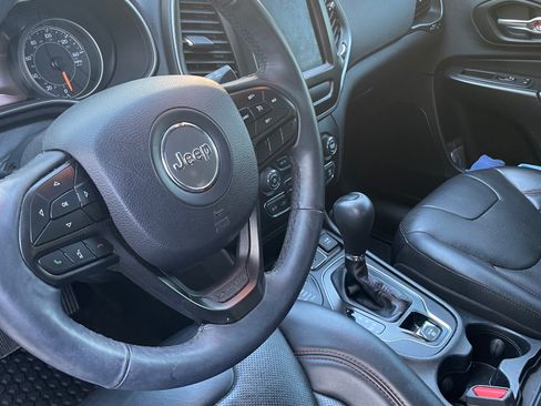 Used 2019 Jeep Cherokee Trailhawk AWD/4WD image 4