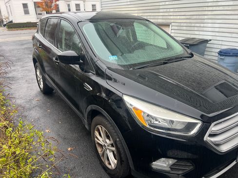 Used 2017 Ford Escape SE image 1