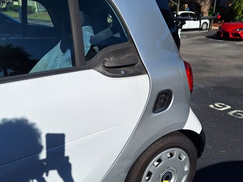 Used 2016 smart fortwo passion image 5