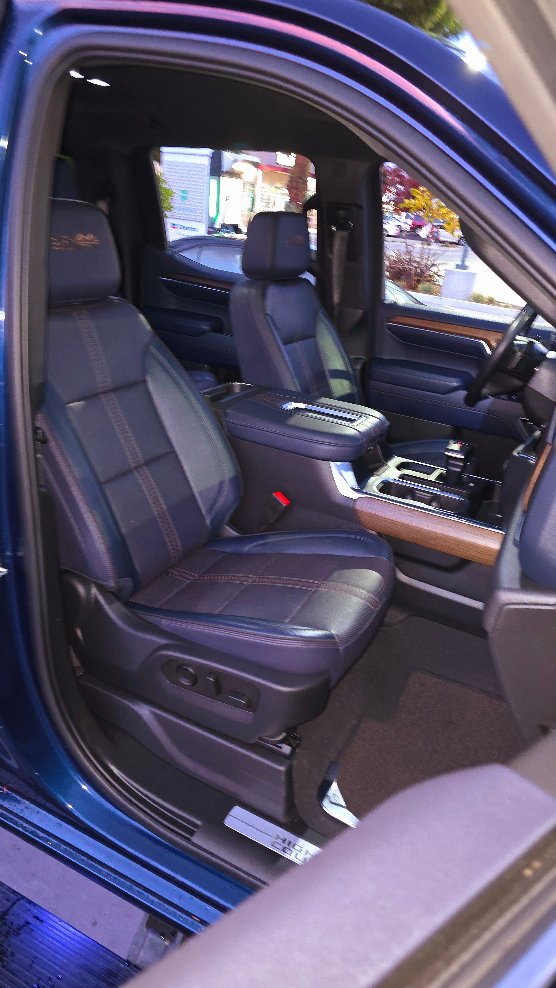 Used 2022 Chevrolet Silverado 1500 High Country w/ Technology Package AWD/4WD image 24