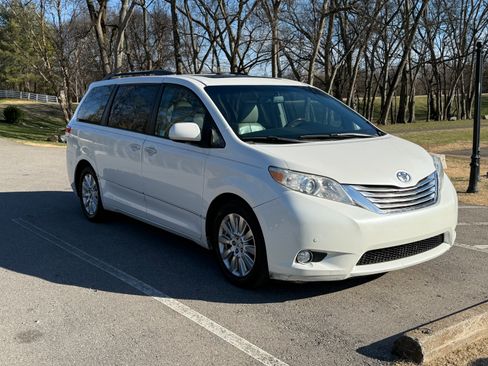 Used 2011 Toyota Sienna Limited image 6