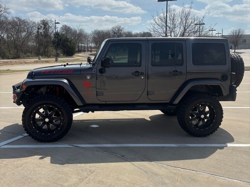 Used 2014 Jeep Wrangler Unlimited Sahara w/ Connectivity Group image 15