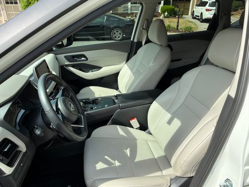 Used 2023 Nissan Rogue SV w/ SV Premium B Package image 13