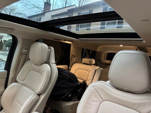 Used 2019 Lincoln Navigator Reserve image 11