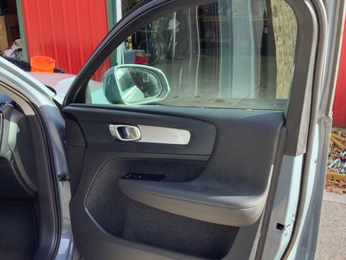 Used 2021 Volvo XC40 T5 Momentum image 28