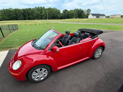 Used 2010 Volkswagen Beetle Convertible FWD image 5