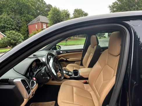 Used 2017 Porsche Cayenne AWD/4WD image 5