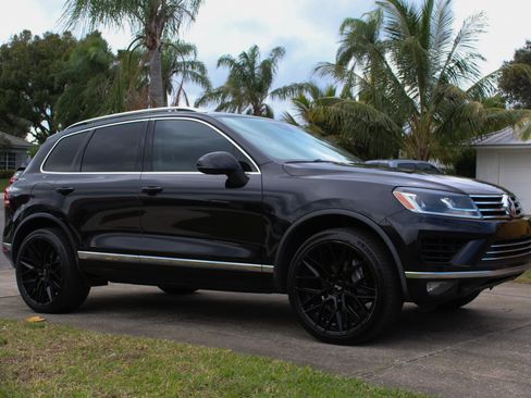 Used 2016 Volkswagen Touareg Sport image 1