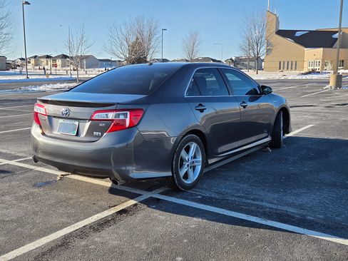Used 2014 Toyota Camry SE w/ Moonroof Package image 2