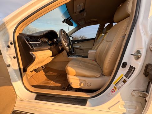 Used 2014 Toyota Camry XLE image 9