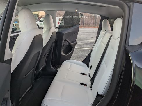 Used 2022 Tesla Model Y Long Range image 9