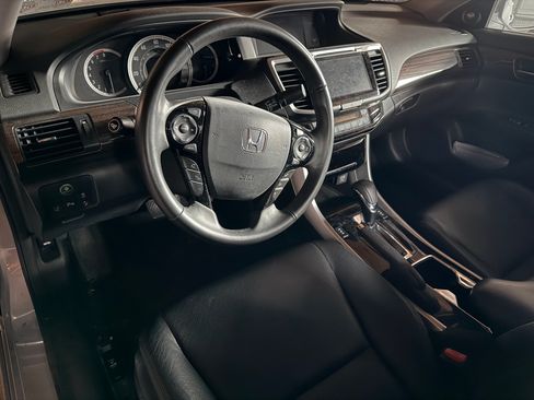Used 2017 Honda Accord Touring image 9