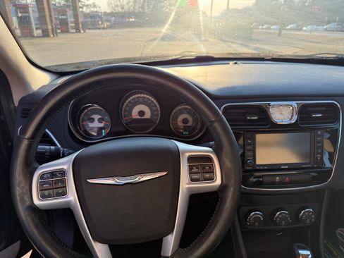 Used 2011 Chrysler 200 Touring image 9
