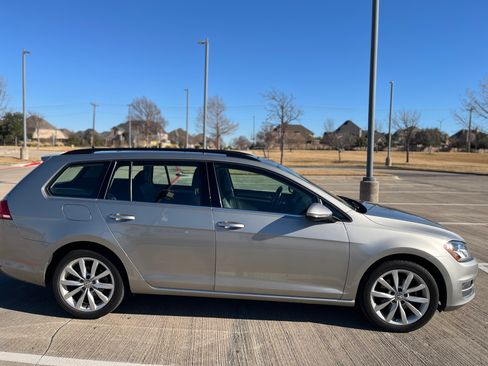 Used 2017 Volkswagen Golf SE image 13