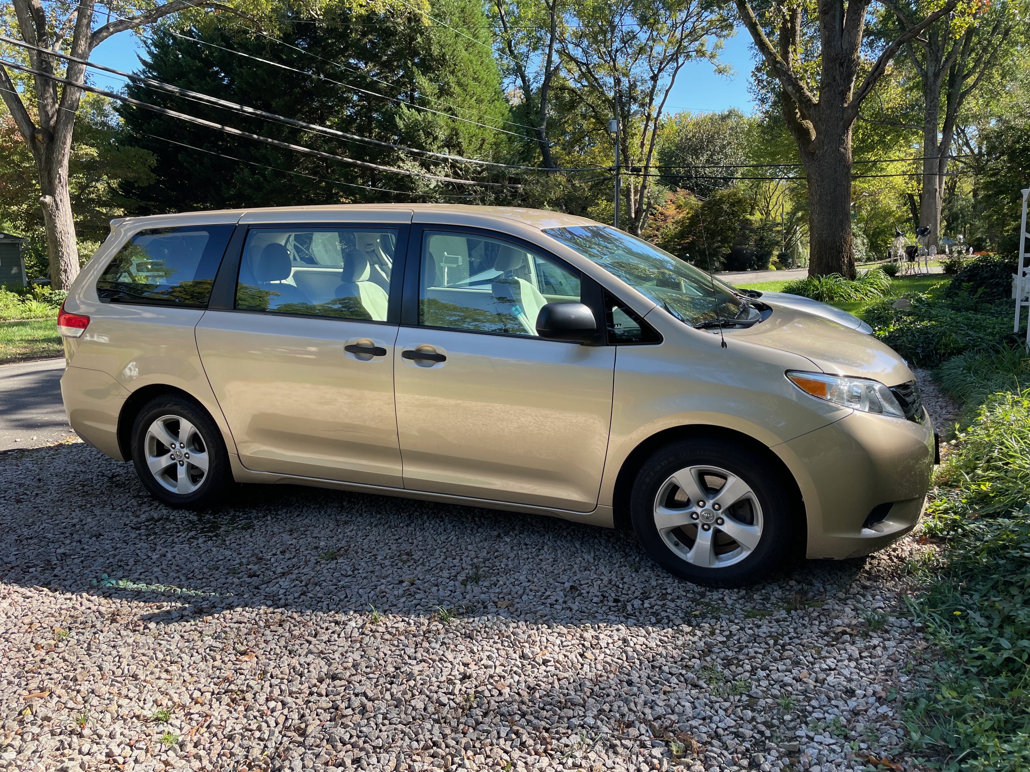 Used 2012 Toyota Sienna FWD image 4
